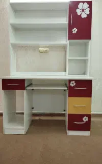 میز تحریر و کامپیوتر و کتابخانه