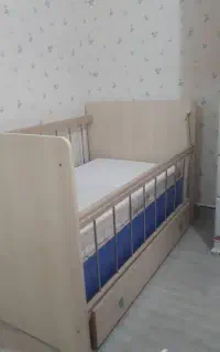 تخت نوزادی به همراه تشک تمیز و زیبا