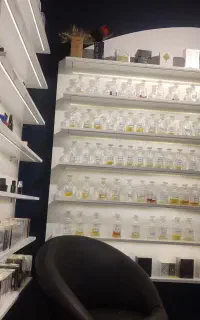فروشنده خانم‌جهت کاردر گالری عطر ادکلن