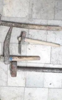 تعدادی دو عدد پتک  ویک عدد کلنگ بفروش میرسد