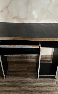 میز تحریر و کامپیوتر