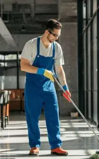 همکار آقا برای کار در مغازه