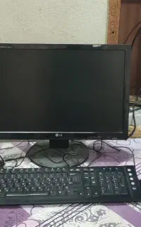 کیس کامپیوتر  به همراه مانیتور