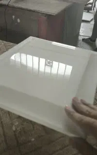 چند نیروی کار ساده و مجرب در کارگاه رنگکاری کابینت