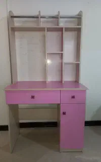 میز تحریر و کتابخانه