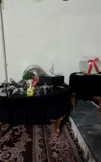 یک میز بزرگ و دوتا عسلی بدون اونای روش
