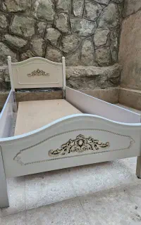 دو عدد تختخواب چوبی تکنفره با کفی زیر تخت