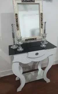 آینه و شمعدان به همراه میز