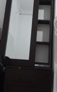 دراور با آینه قدی