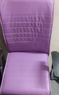 صندلی اداری و کامپیوتر