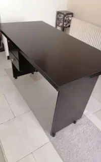 میز تحریر و کامپیوتر