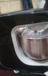 ی عدد چرخ گوشت نو آکبند و ی عدد همزن نو آکبند