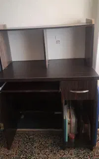 میز تحریر همراه کتابخانه