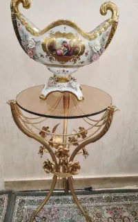 میز کنار سالن طلایی