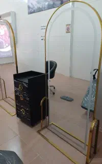 دو عدد آینه و سرشور آبگرمکن مناسب سالن