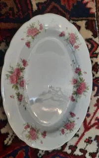 ظروف گل سرخ قدیمی