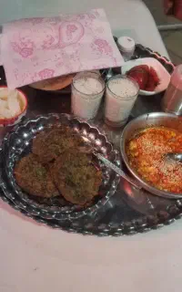 نیروی خانم در کافه صبحانه
