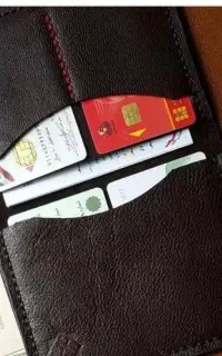 کیف چرمی با مدار.ک ب اسم م.حمد چاریزئی پیدا نکردین