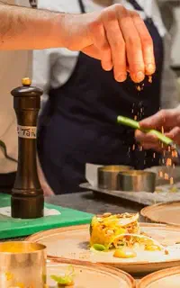 استخدام دورچین زن، کمک اشپز