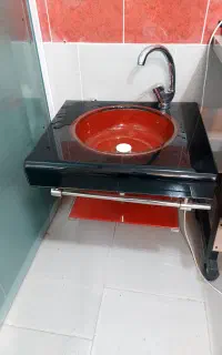 روشویی شیشه ای همراه با شیر