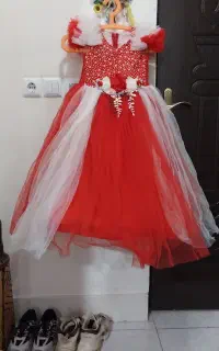 لباس مجلسی دخترانه ۹ ساله و کفشو کتانی