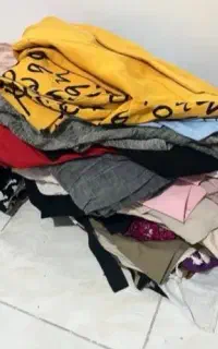 تعداد زیادی لباس درحد نو
