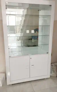یک عدد کمد و ایینه