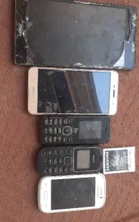 تعدادی گوشی و یک تبلت
