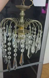 یک  لوستر برنز و کریستال و تابلو