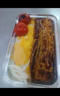 استخدام دو نفر نیرو در تهیه غذا گلها