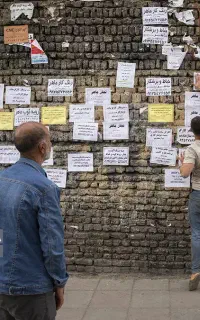 فروشنده در نمایشگاه مبل و فرش