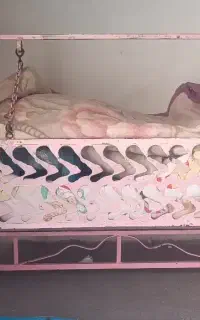 گهواره آهنی وتعدادی وسایل دیگر
