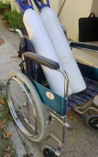 دو کپسول اکسیژن اکبند همراه یک ویلچر