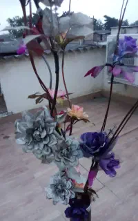 گل وگلدان.