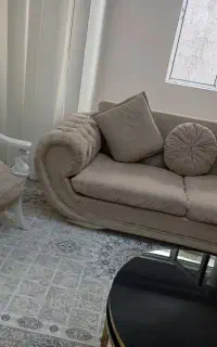 مبل چستر راحتی با میز وسط