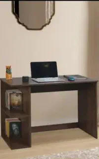 میز تحریر و کامپیوتر