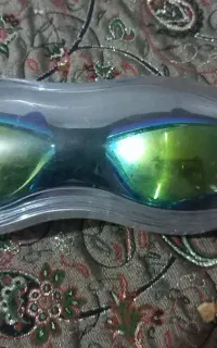 عینک شنا در حد نو