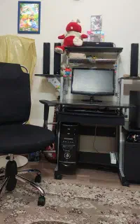 میز کامپیوتر در حد نو