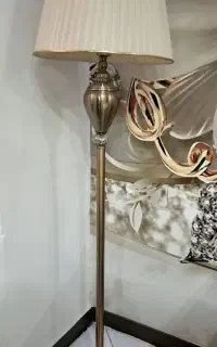 آباژور ایستاده