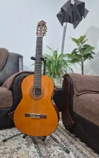 گیتار یاماها c40 همراه با پایه نگهدارنده و هاردکیس