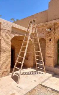 نبردبان چوبی ۴ متری در حد نو