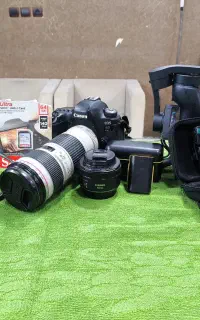 دوربین کنون 6D mark2 با وسایل عکاسی و تولید محتوا