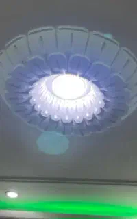 گچکاری خرده کاری  نور مخفی وگل روی سقف برجسته