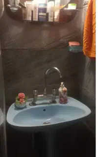 روشویی با شیر مخلوط نصب شده