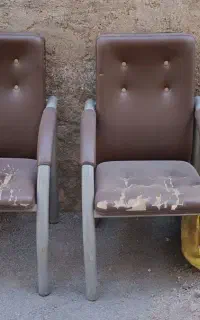 2 عدد صندلی و یک عدد لباس شویی