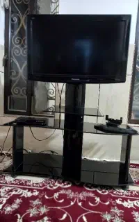 ال سی دی ۳۲ اینچ با میز وپایه ونمایش خانگی