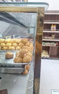 فروشنده در قنادی