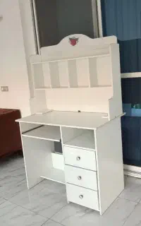 میز تحریر و کامپیوتر