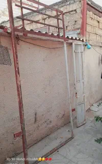 یک عدد درب خانه مرتب وشیشه و قفل و کلید مرتب