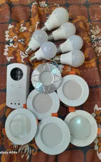تعدادی لامپ چراغ محافظ نواچسب وگردبر
